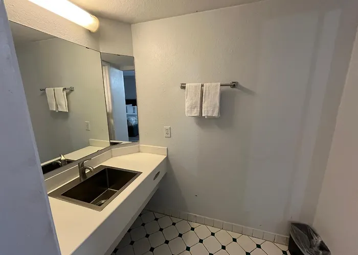 Hotel 6 Phoenix, Az Midtown 4*